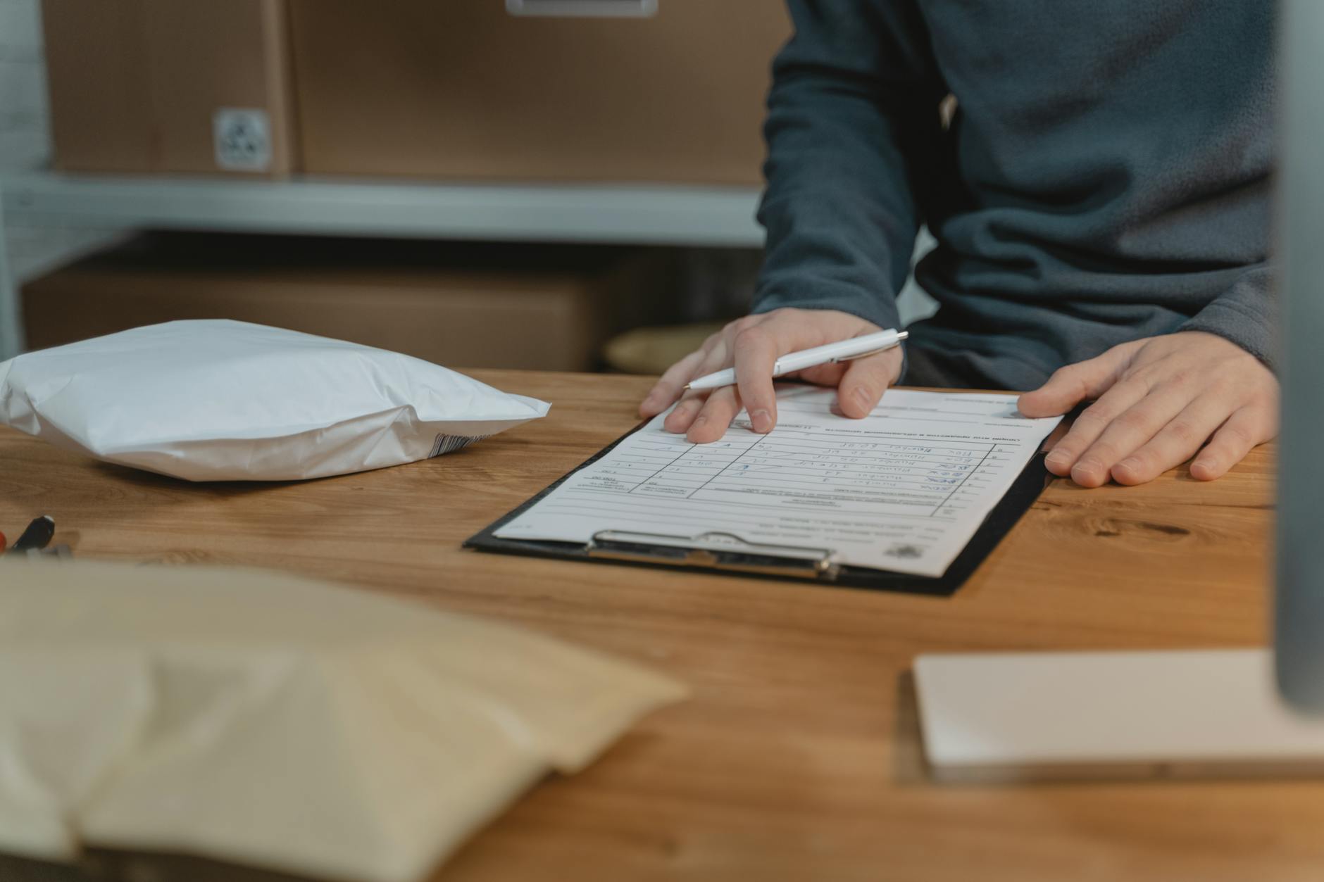 فريق مشروع صغير يراجع المهام والتقارير لتوفير الوقت وتحسين الإنتاجية