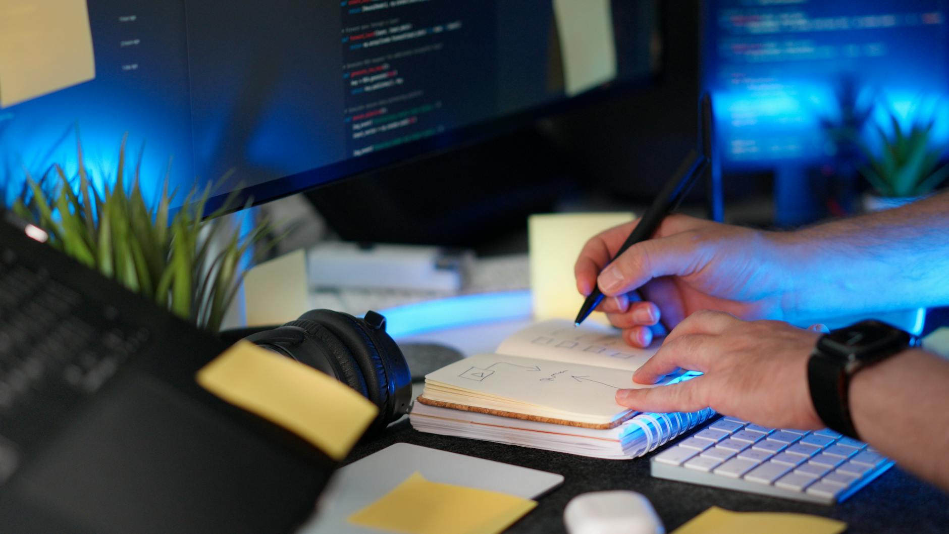 دفتر مهام وحاسوب يوضحان طريقة اختيار أدوات الذكاء الاصطناعي المناسبة للمستقلين